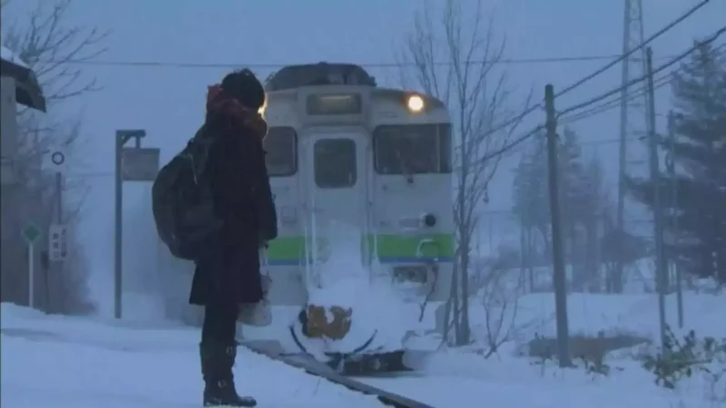 Tren bekleyen Japon öğrenci