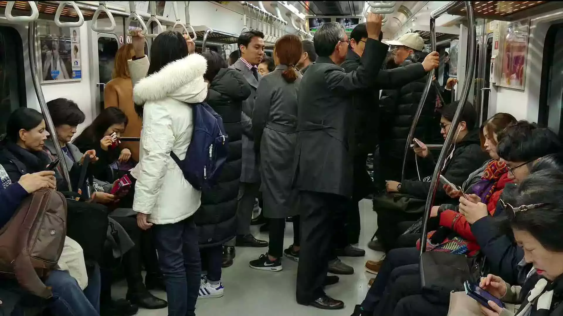 Км в час в метро. Переполненный вагон метро. Толпа в поезде метро. Китайцы в метро. Толпа в вагоне метро.
